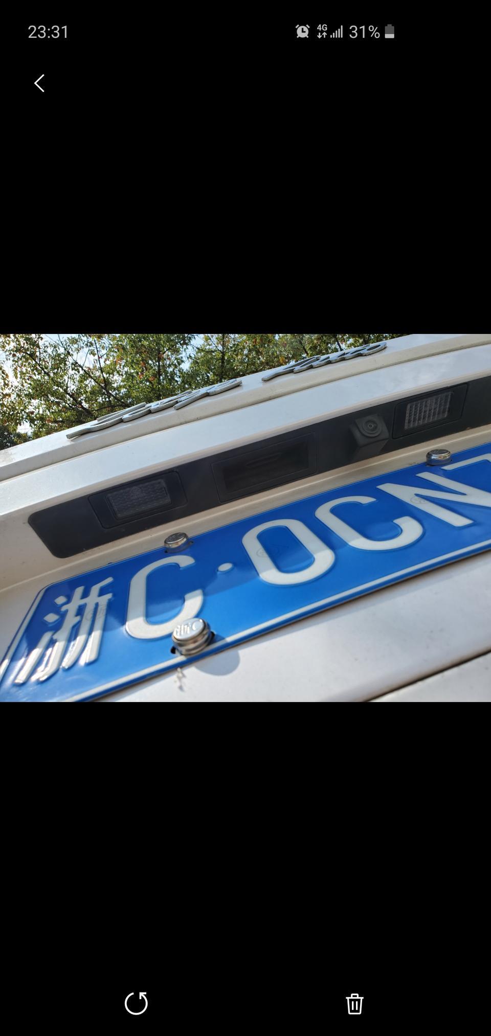 有没有谁知道 众泰t700的牌照灯怎么拆卸呀