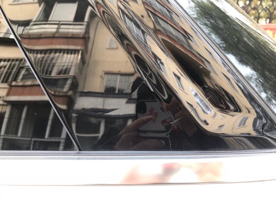 众泰t700-我的小七后门上方这里不知道怎么弄的，裂了，是质量问题还是怎么回事呢