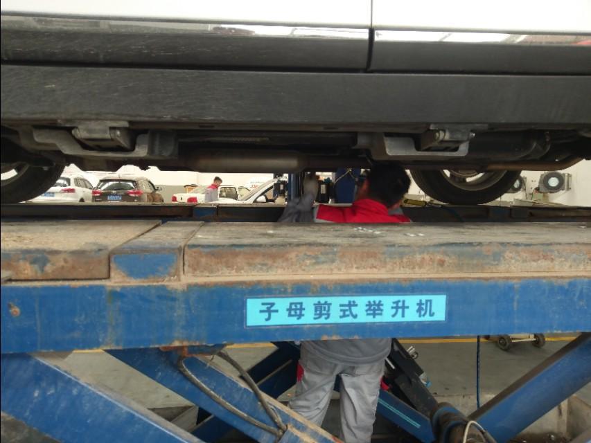 众泰t700-买车15天，排气管破裂，装饰板断裂。好在都进行了维修。没有不坏的车，就看厂家是否及时维修。