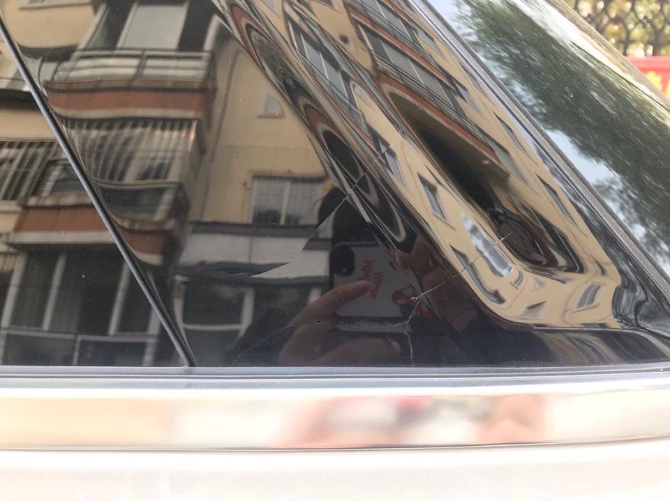 众泰t700-我的小七后门上方这里不知道怎么弄的，裂了，是质量问题还是怎么回事呢