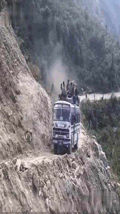众泰t700-总有人说油耗高，不低于11个，难道我这辆t700是假的么，城区堵车不算严重，油耗连10个都不到啊，正常就9个多一点，我都是按行驶里程和油箱算的，我想问问大家，不低于11个油应该怎么开，只有我特殊么，难道我上辈子是节油器？