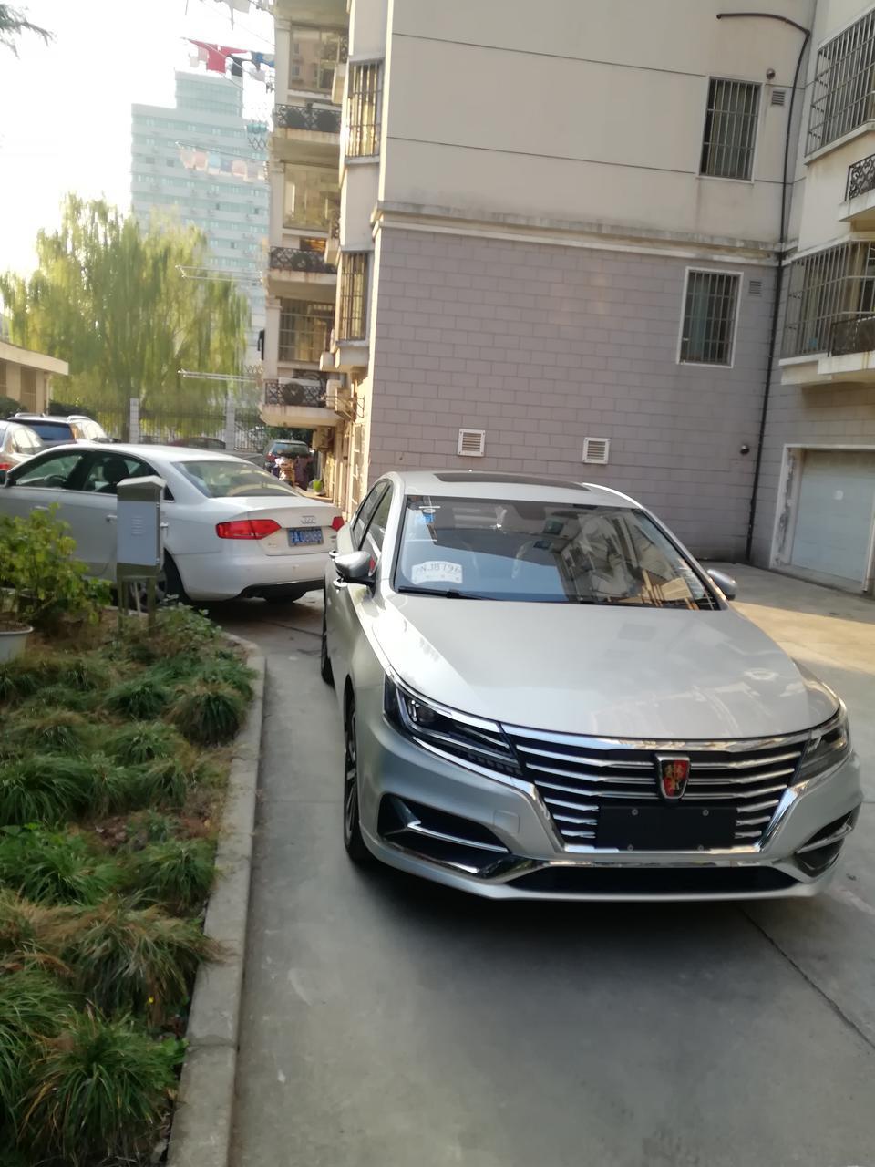 荣威ei6-这车的铭牌在哪里，找不到阿？