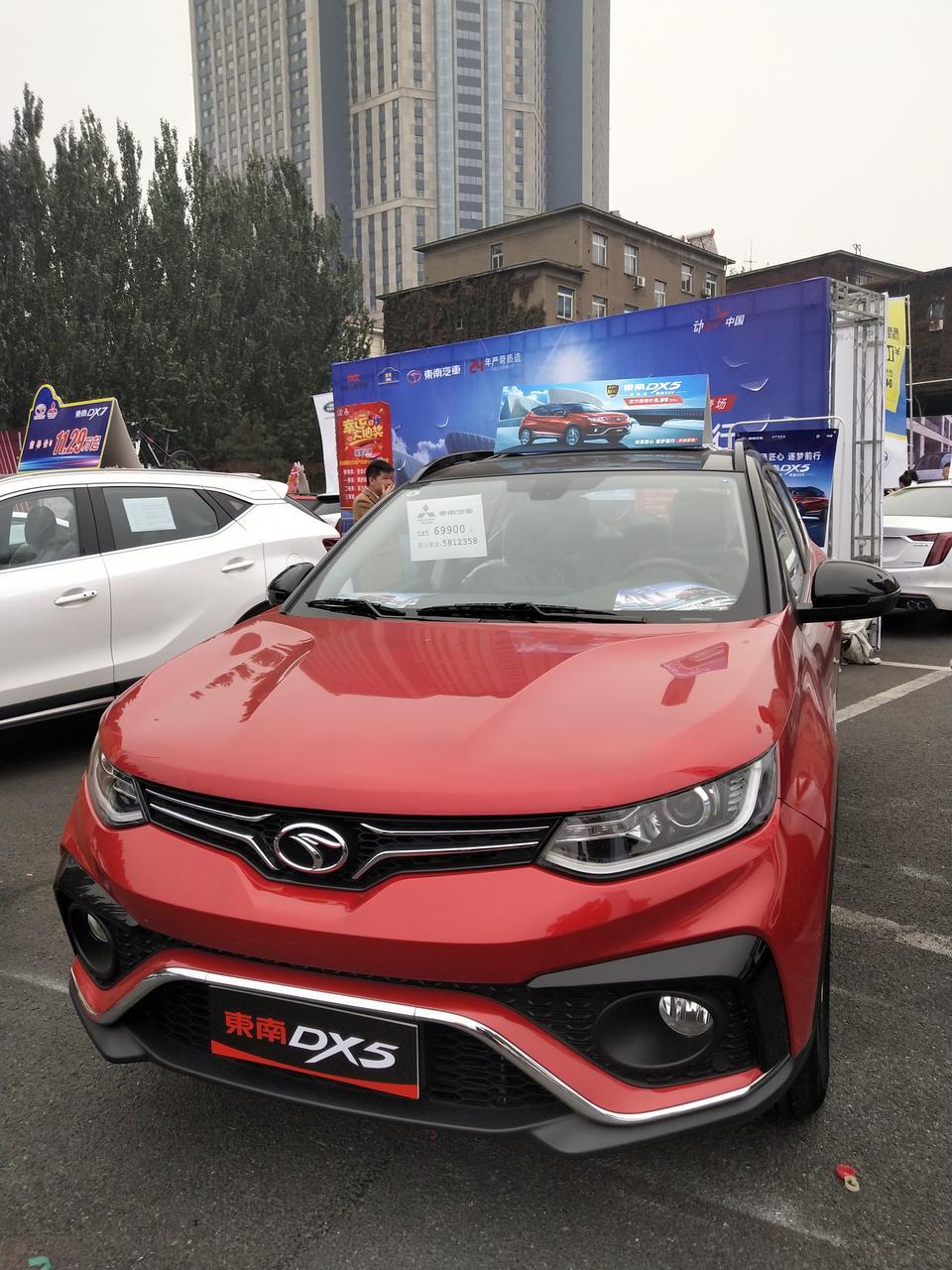 东南dx5-最近在车展看好了一款东南新上市的车型DX5想问问大家看怎么样？听说发动机的三菱的，配置也是相当给力，觉得红色车特别适合女孩开，但我不是太懂，想让大家帮参考一下，就想买个自动挡八万多的小吉普家庭用，安全性高点的，空间大小宽敞舒适的，希望大家给个意见！