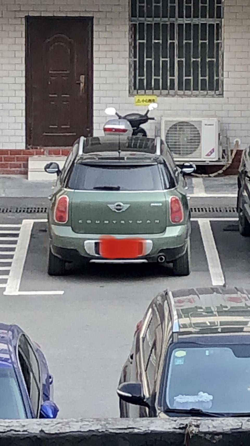 mini countryman-15年的车，怎么后轮有点“外八字”，没出过什么事故，就一些小刮擦，感觉现在车内噪音好大，请大神指教下！