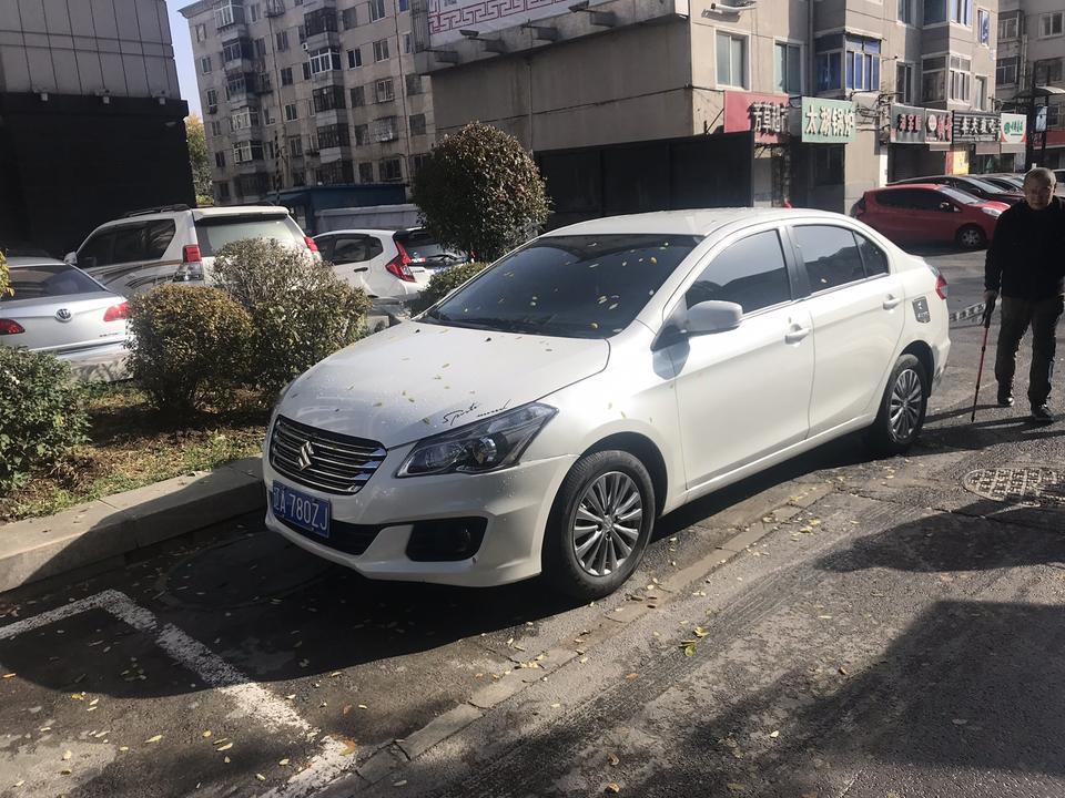 启悦-这车有自己后装行车灯的嘛？发来参考一下，还有车用不用装发动机护板？发动机仓脏了全是灰用不用清洗？
