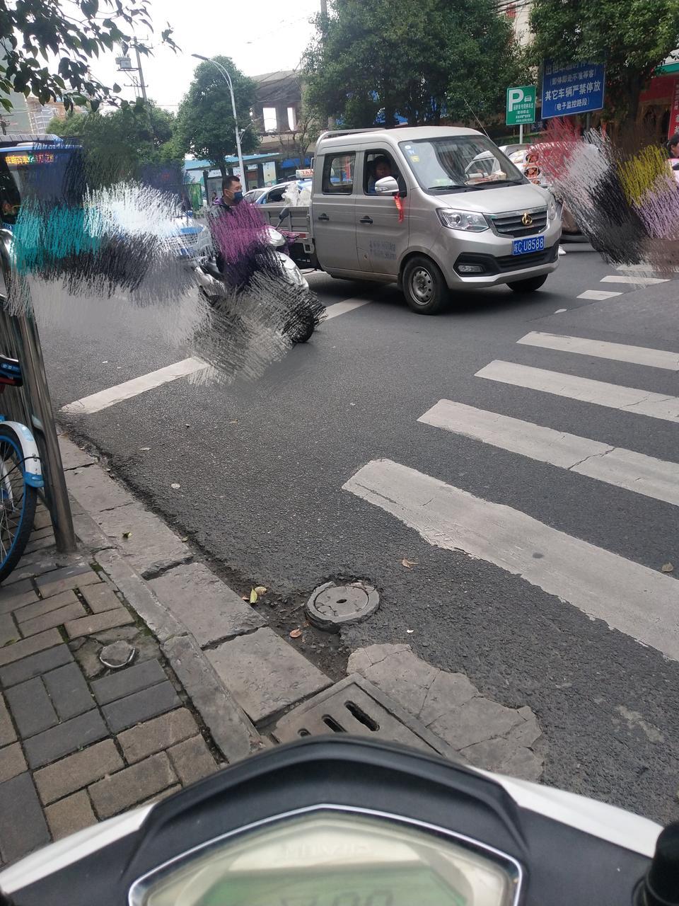 欧诺s-大家看看这是什么车
双排，带货斗的