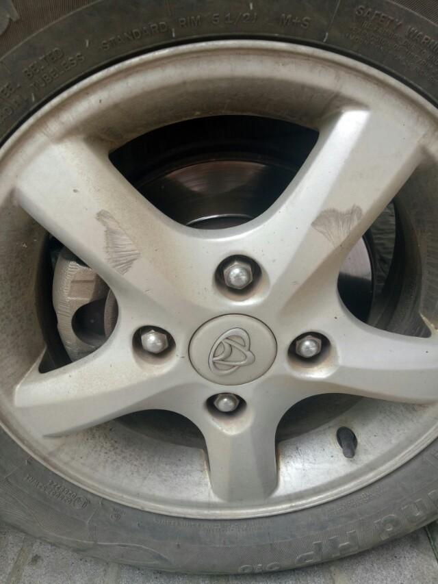 欧诺s-今天前轮轮胎被刮了一下，这明显的痕迹怎么处理？
