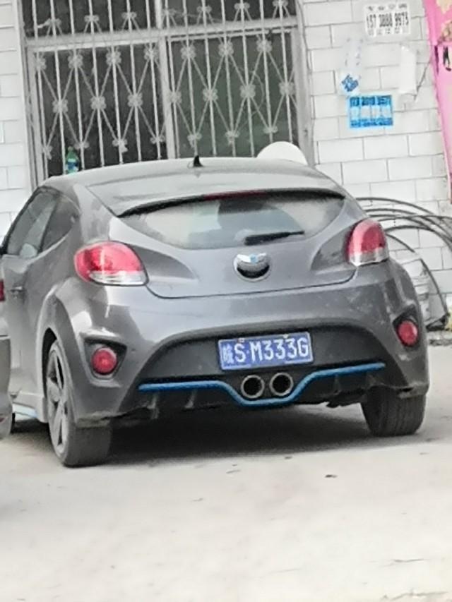 veloster飞思-大家看看这是什么车，为啥标志是宾利的，是不是假的？