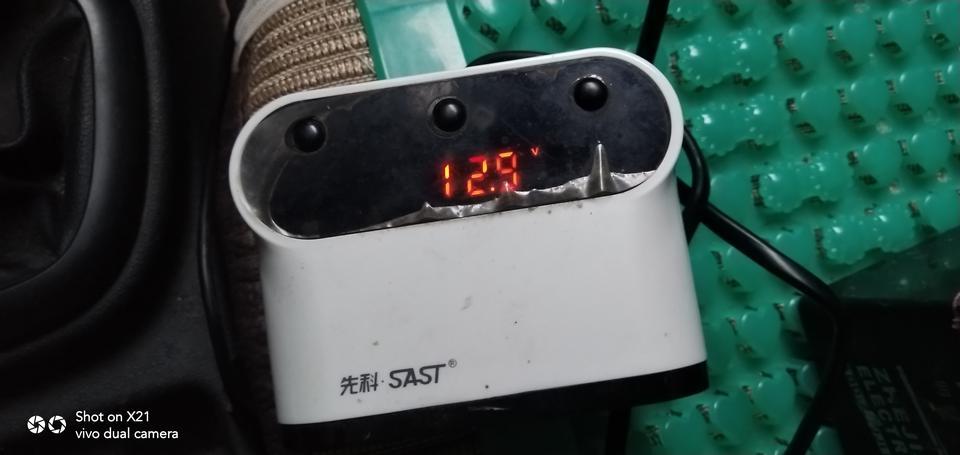 风光330-车友们这两个可以连起来给手机充电吗？
      本人想出去游玩，在停车状态下，给手机续航充电可以做到吗？会不会勋坏手机呢？点烟器哪个是正负呢？有连过的吗？谢谢