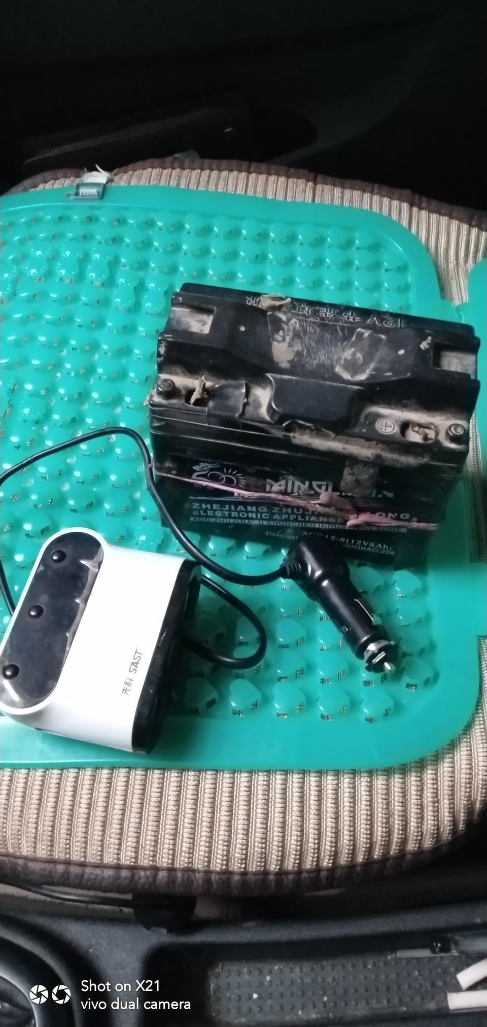 风光330-车友们这两个可以连起来给手机充电吗？
      本人想出去游玩，在停车状态下，给手机续航充电可以做到吗？会不会勋坏手机呢？点烟器哪个是正负呢？有连过的吗？谢谢