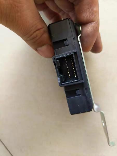 关于16款B50升级胎压报警
偶然在某宝搜到这个零件，奔腾B50 16胎压报警接收机总成，但不知道这玩意儿应该安装在车的哪个位置。

以之前升级自动折叠加热后视镜的经验，有没有可能车里也带有接口和线束？加装这个并且在4个车胎上加装原厂的胎压传感器能否像顶配那样正常工作？

请尝试过这样升级的朋友来介绍下。
只讨论原厂零件升级，安装第三方产品的请忽略。