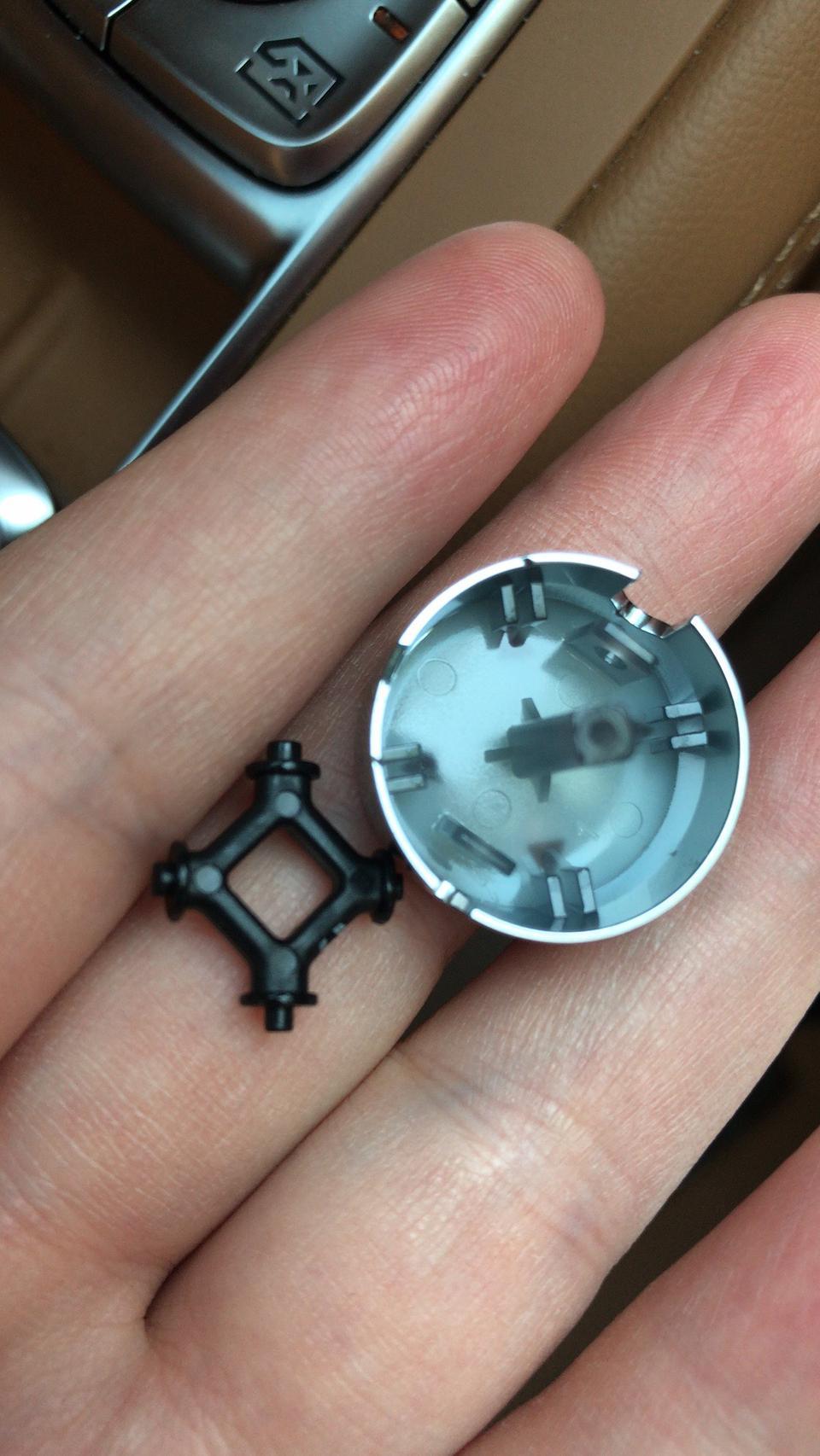 荣威marvel x-塑料件质量很差！这个倒后镜调整按钮很少用到的，投诉过竟然非说我自己按坏的。里面塑料件断了一个一毫米多的地方，卡不住盖子了！售后说换总成660！这价格跟打劫差不多了。1月底买的车，9月底报的损坏！这才多久！而且没有给别人用车，自己开很少很少需要用这个按钮！明明是塑料件品质差或者设计不合理！这是新款车，肯定也没有做过相应的抗老化实验的！