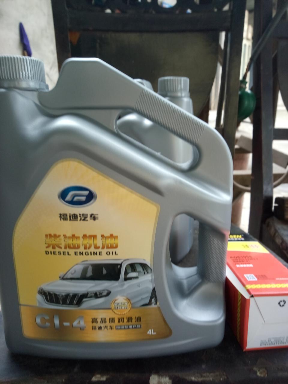 各位揽福的车友们，我刚入手了一台柴油的揽福，行驶了将近5000公里，马上要第二保养了，各位推荐一下你们用的是什么机油啊？可以用外面市场上的吗？4s店推荐的就是贴了福迪牌子的专用机油。我个人感觉他那个不太好，又怕上当啊？最近连续几天下雨，副驾驶的工作台下面老是漏水，还不知道是什么原因，车子放在家里还不敢开，给售后打电话，他说等天晴了再说。烦恼