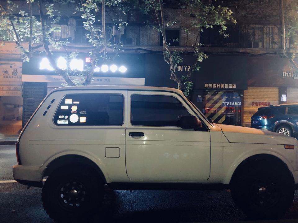 泥瓦-请问大家这款车是什么品牌的啊 什么型号?