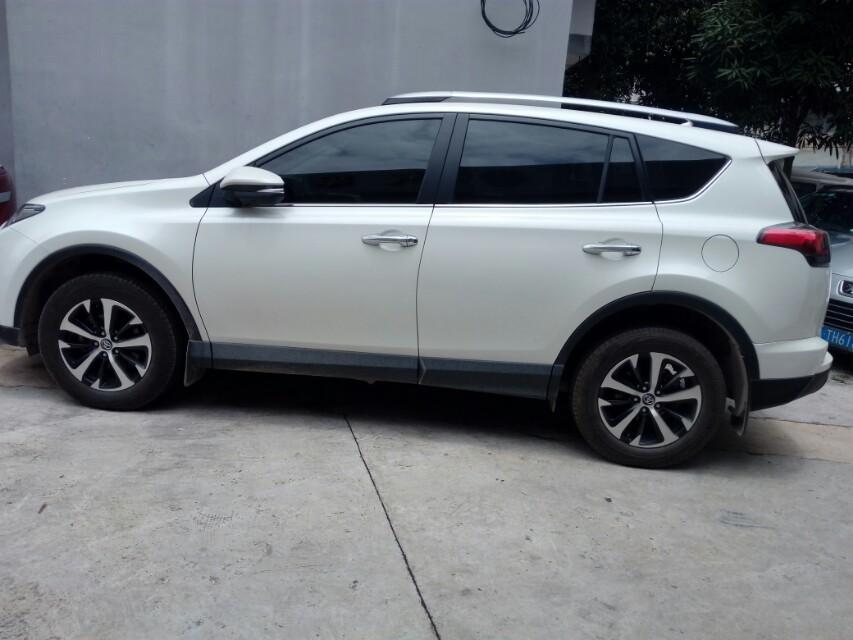 rav4荣放-车上最好配个灭火器了，以防不时之需。一般放灭火器的位置，以驾驶员伸手就能拿到为宜，没有特定位置，RAV4也没有专门放灭火器的地方心。