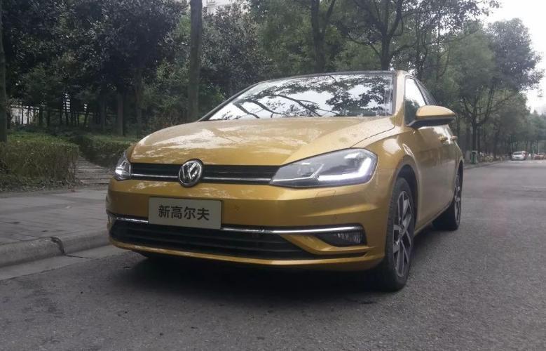 高尔夫-由于下雨，洗车，下雪造车汽车大灯内部进入大量积水，说明大灯已经出现严重的密封不严进水状况。此时的汽车大灯内部不仅有大量的雾气还会积存大量的水。如果您的爱车在洗车后，下雨后，下雪后，汽车大灯总会出现大量的雾气和积水，那么您的大灯就必须更换或从新做密封处理了。
汽车大灯出现雾气不怕，怕的就是汽车大灯进水，一但进水就会严重影响大灯的照明效果，造成驾驶不安全。如果您的爱车大灯进水了，同时又在保修期之内，赶紧去4S店换吧，大灯进水是质量问题，是可以索赔的。