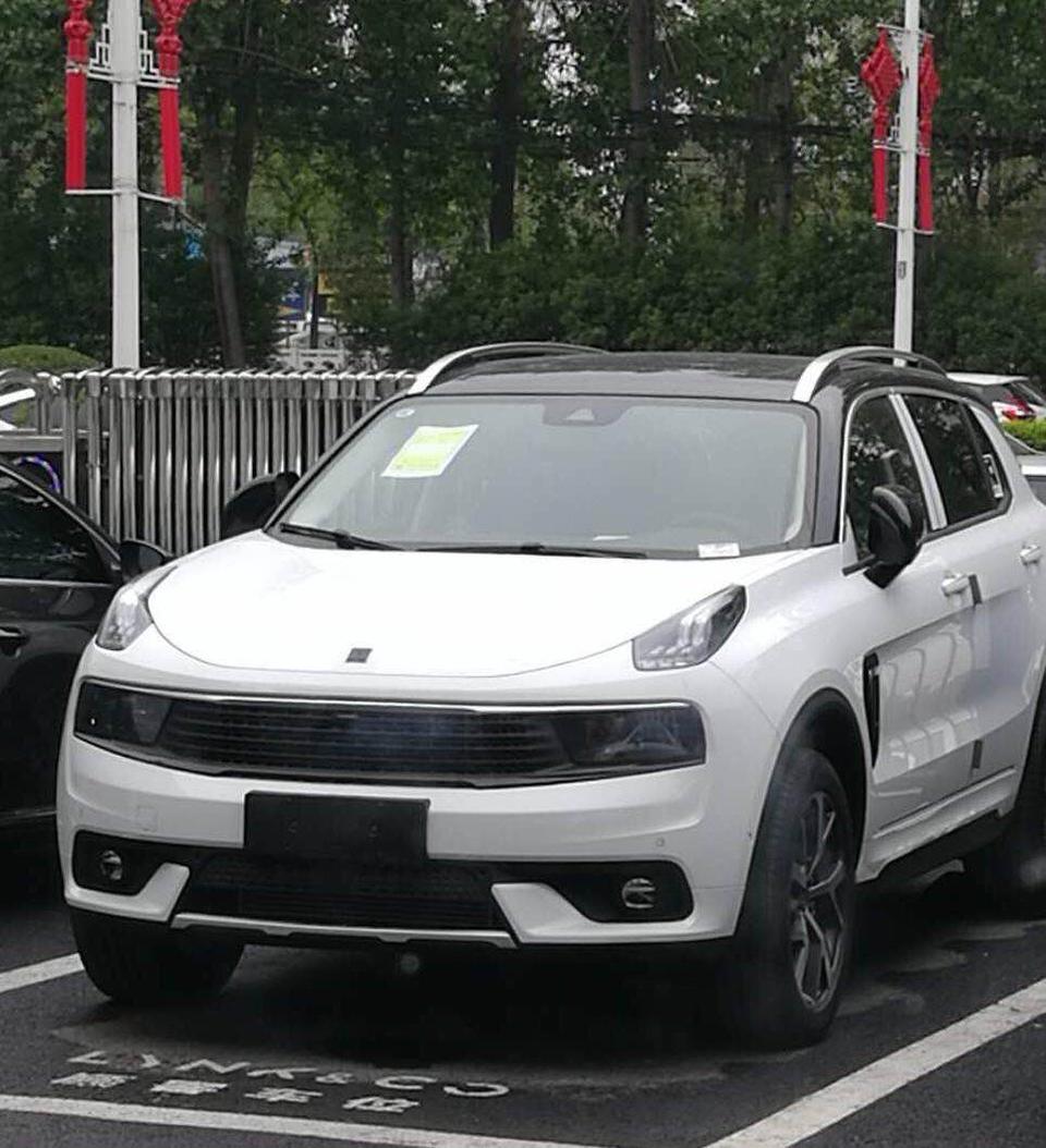 领克01四驱车型的中冷器通风口为什么要涉及成一个大窟窿，毫无保护而言？