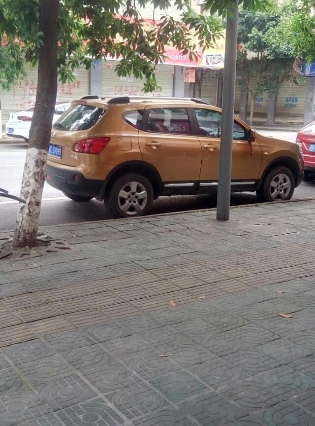 荣威rx5-这二个车，那个车的颜色适合你？