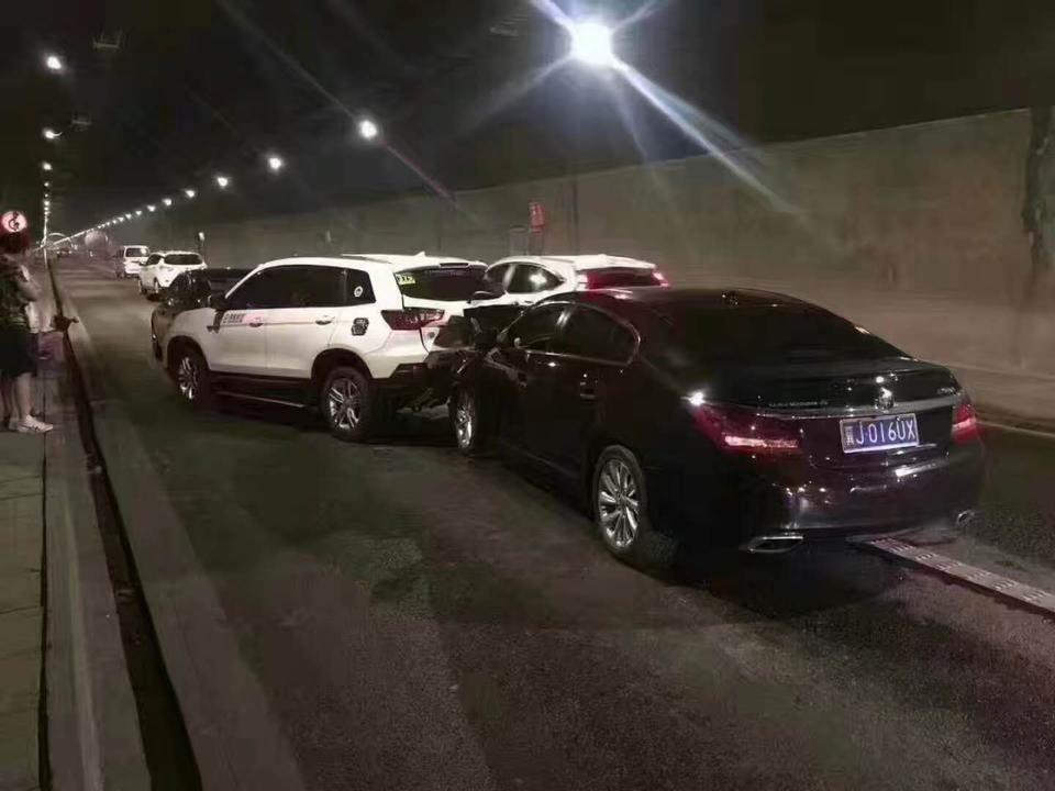 科鲁兹-在隧道里发生剐蹭后，是不是需要赶紧驶离隧道？