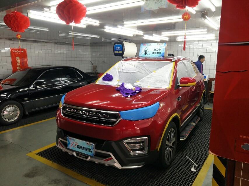 长安cs55-【江苏CS55悦旗车友会】我来补一下提车作业吧，看了懂车帝很多人发了关于我的小5视频，盗图不是很专业，车牌号也不遮挡一下，话不多说，从提车开始上图吧:第一张喜提爱车，裸的没动过！第二张加装前后保险护杠，装踏板（带灯哦）！第三四张，喜欢爱车，当然少不了保护，镀晶是最好的选择！第5张，手动炫动是卤素灯，当然达不到我的要求，必须换LED灯！第六张，看别人提双色那么炫酷，我们也去贴个黑顶吧！第七张，隔热膜自然必不可少，全车顶级高端隔热膜，太阳晒？全景热？那都是你为了省钱，贴上顶级隔热膜，和太阳说拜拜
