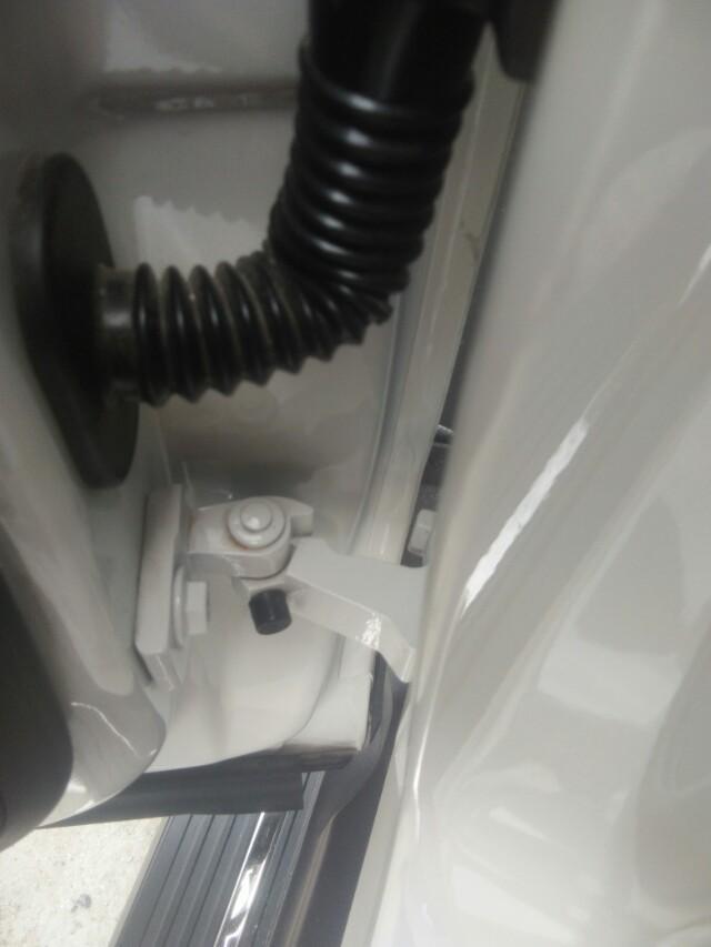 众泰t700-我的小七是在2018年6月4号提车。在6月6号发现左前门有不同，请圈里的专业人士看看，这是什么情况！我担心是事故翻修车！