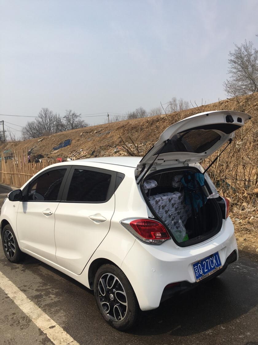 奔奔EV后备箱有放充电器的地方吗？