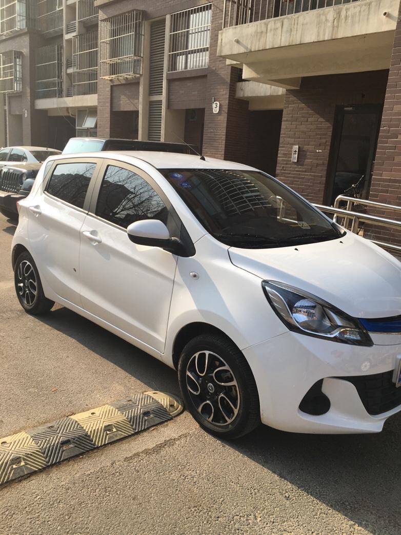 奔奔EV的轮毂都有什么颜色的？