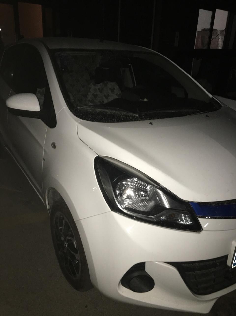 奔奔EV180的前大灯亮度怎么样
