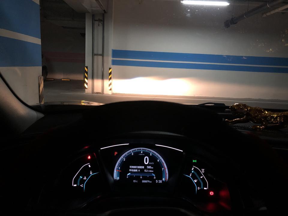 求大神回复。为什么我的思域打开示廓灯车头没有灯亮。只是日间行车灯变暗了。但是后面有灯亮。内饰的也亮了。这是为啥。第一张是打开示廓灯的。第二张是打开大灯的。