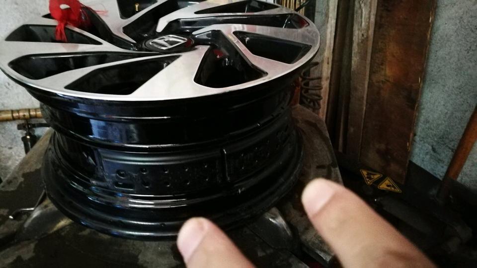 思域-轮胎钢圈内测这个黑色的 带小孔的起什么作用，或者什么功能呀