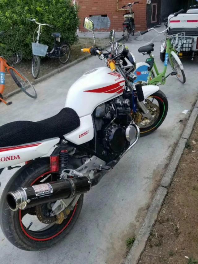 思域-同样的购车预算的话选择哪个？本田摩托的品质？还是偏三斗摩托车的个性？或者后面这款外观怪异但是配置丰富的摩托车呢？