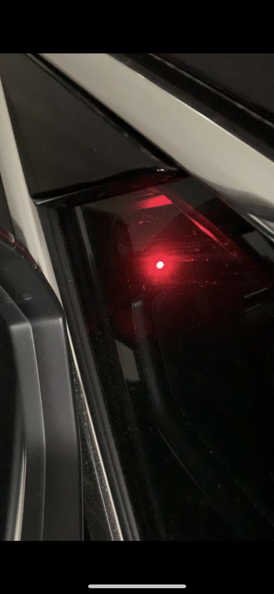 各位大神 奥迪A4L 锁车后主驾车门上有一个红灯一直闪烁，请问这是什么情况?