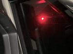 各位大神 奥迪A4L 锁车后主驾车门上有一个红灯一直闪烁，请问这是什么情况?