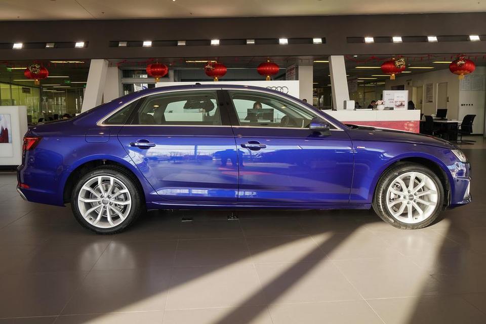 奥迪a4l-想入手A4L 40TFSI 时尚型,我们这边给我报价裸车28万，看圈子里大家提车都比这个低啊……
大家觉得再过个两个月年底了，会不会优惠再大点？或者你觉得裸车多少适合入手？