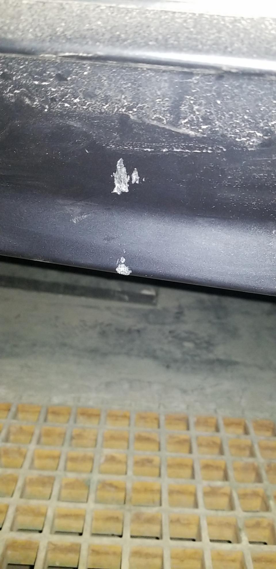 奥迪a4l-后杠扰流板倒车的时候不小心碰了一下，友友们有好的办法修复么？