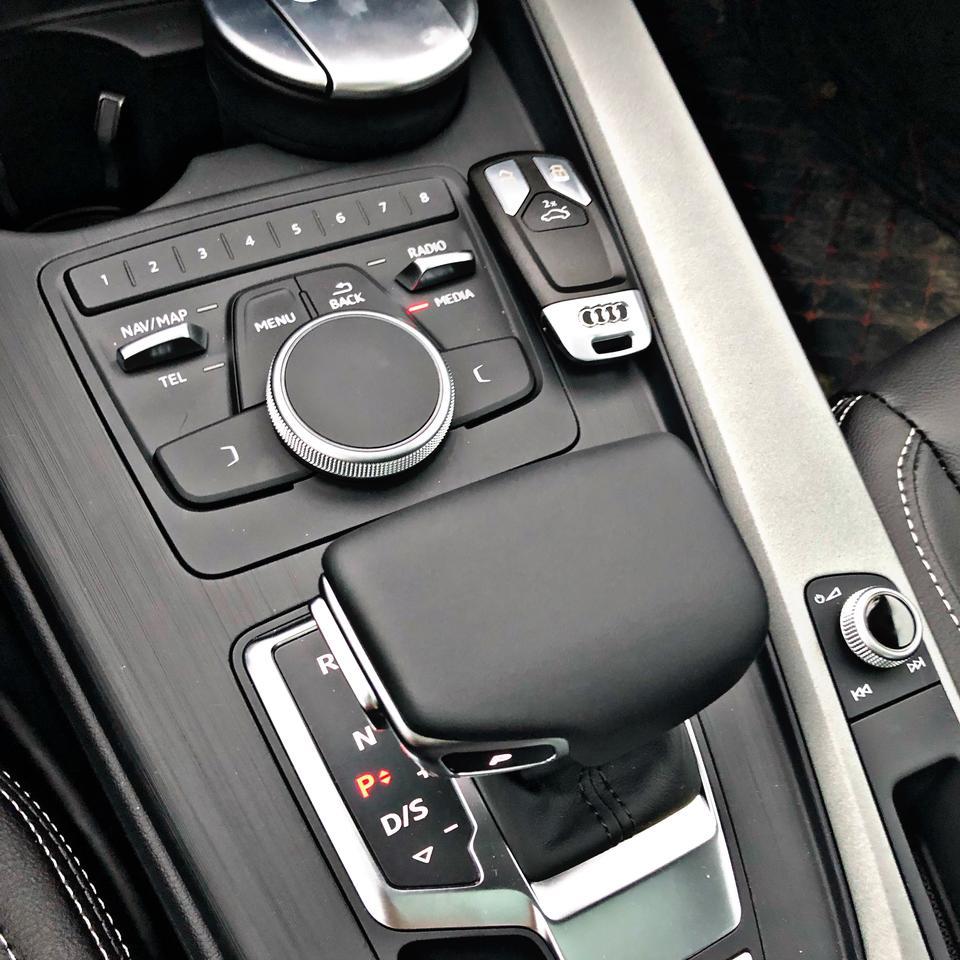 2019款奥迪a4l  进取版  40TFSI   VI版   怎样开启行车自动锁锁功能？