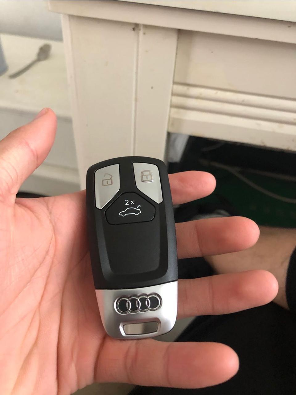 2019款奥迪a4l  进取版  40TFSI   VI版   怎样开启行车自动锁锁功能？