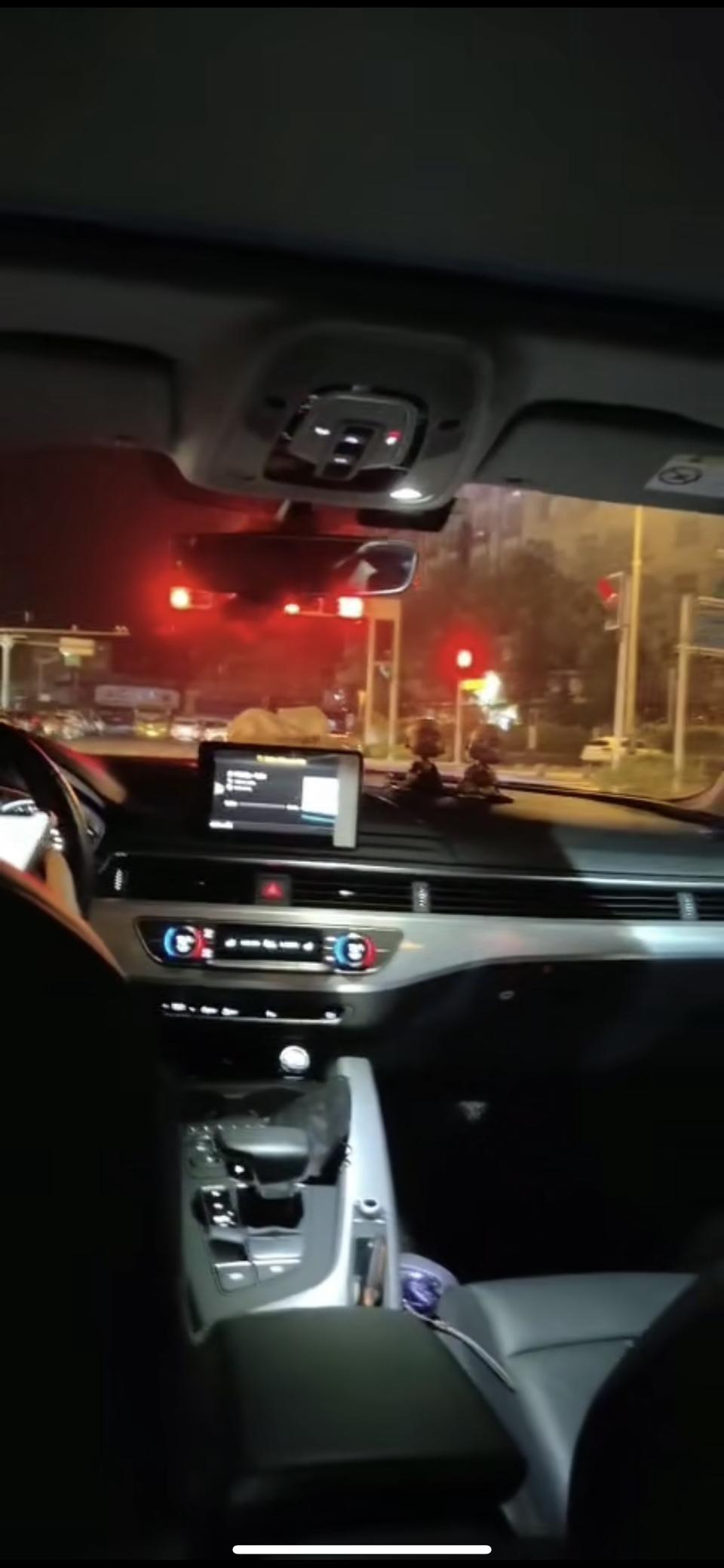 奥迪a4l-看这个中控有人知道这个是什么车吗？