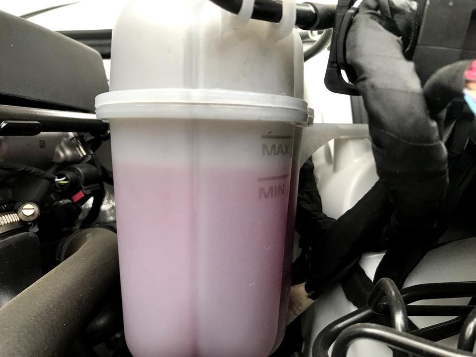 奥迪a4l-冷却液减少一点算不算正常？提车三个月如图所示