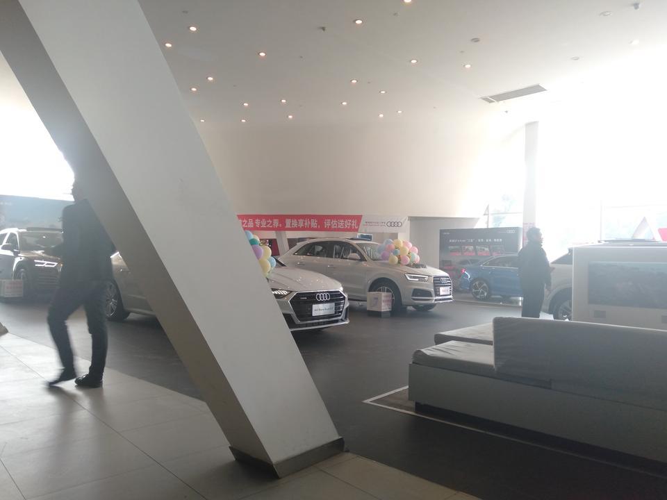 奥迪a4l-奥迪a4进取 2.0t 裸车25万  购车税2.3万 保险1.2万  服务费3000 送真皮座椅 行车记录仪 和倒车影像