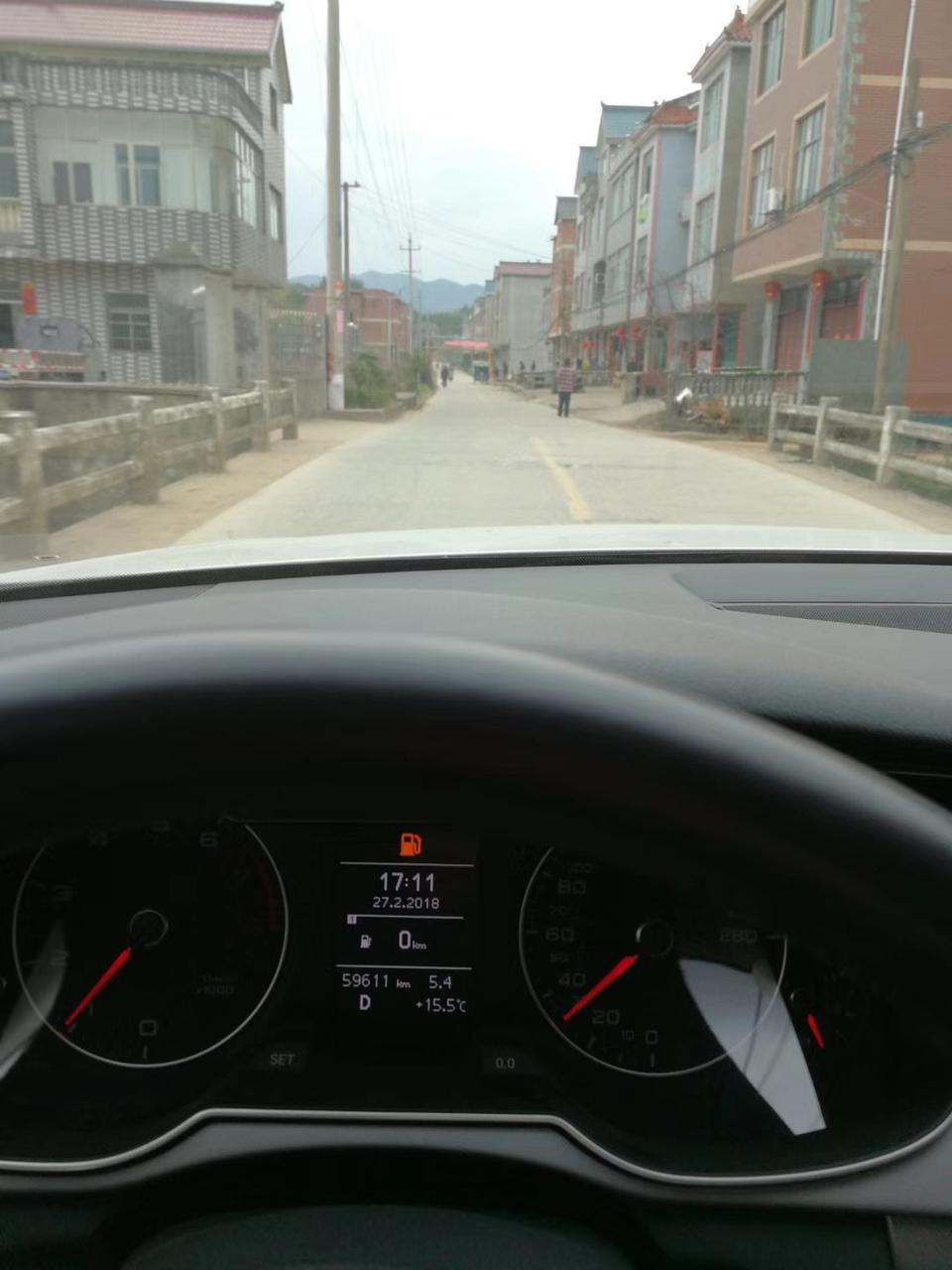 我的是15款奥迪a4L，现在八万多公里，每七八千公里保养一次，已经有点烧机油了，不是说要十万之后才会烧啊！这来的快了一点啊！还有个问题去保养的时候师傅说我的后避震器坏了漏油，要换，一千多一根，擦干净一看说是雷克萨斯的避震器，暂时没货不能换。这怎么回事，奥迪车避震器不是原装的？还是我的被换掉了，之前出差车放他那里维修了三天被他换掉了？