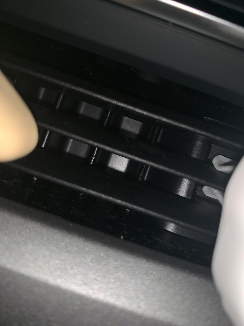 奥迪A4L前排长长的这个出风口怎么不出风？