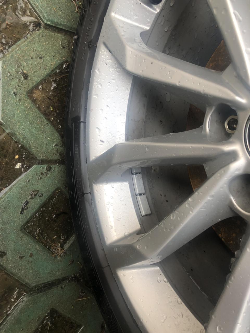 奥迪a4l-1、为什么刚提的新车做过动平衡？
2、提车前已经跑了45公里，这个正常吗？
3、冷车发动，怠速状态下车身会间歇性像被大风吹了一下的那种抖动，转速下来了就没有了，这个正常吗？