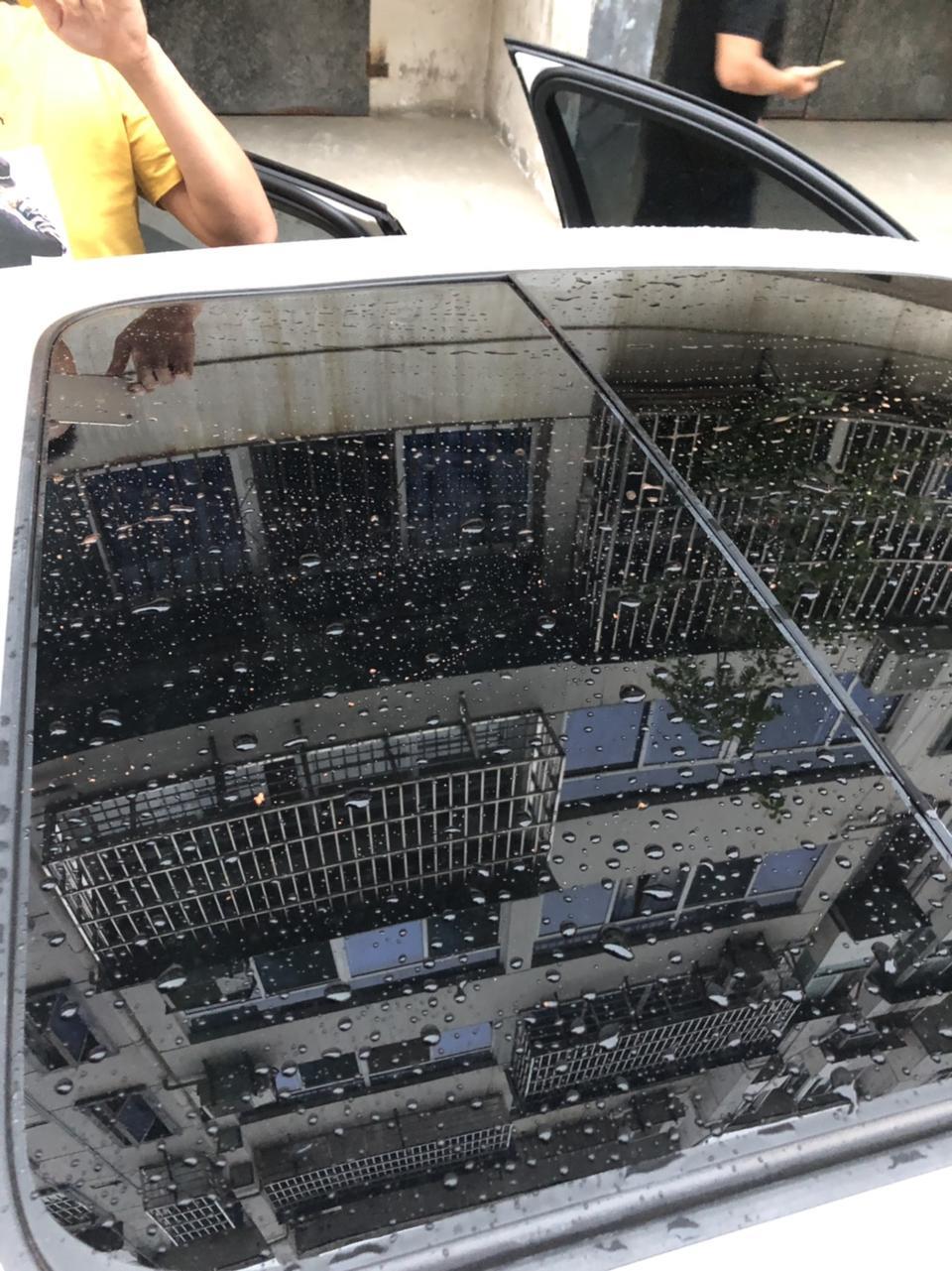 各位老哥，江湖救急。2018款奥迪a4l车放小区被楼上砖头砸了，明天开去修。天窗轻微塌陷，天窗旁的梁上也有轻微塌陷。像这样怎么处理，价格多少。请老铁们指导指导?