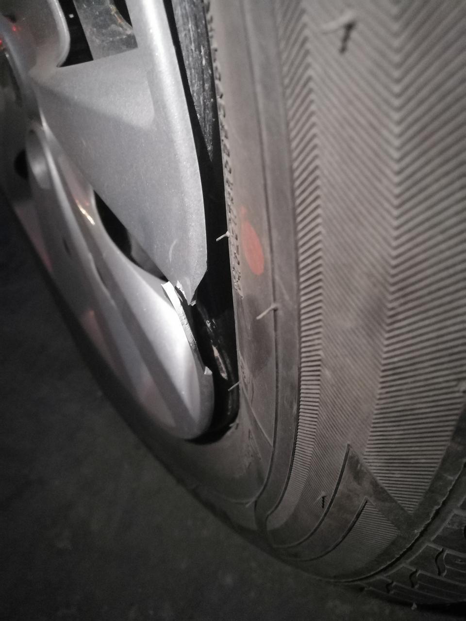 轩逸-各位大哥问一下这怎么办？？愁死了！！
轮毂变形了，是能修复啊还是更换啊，4S店说换一个1000来块钱！！