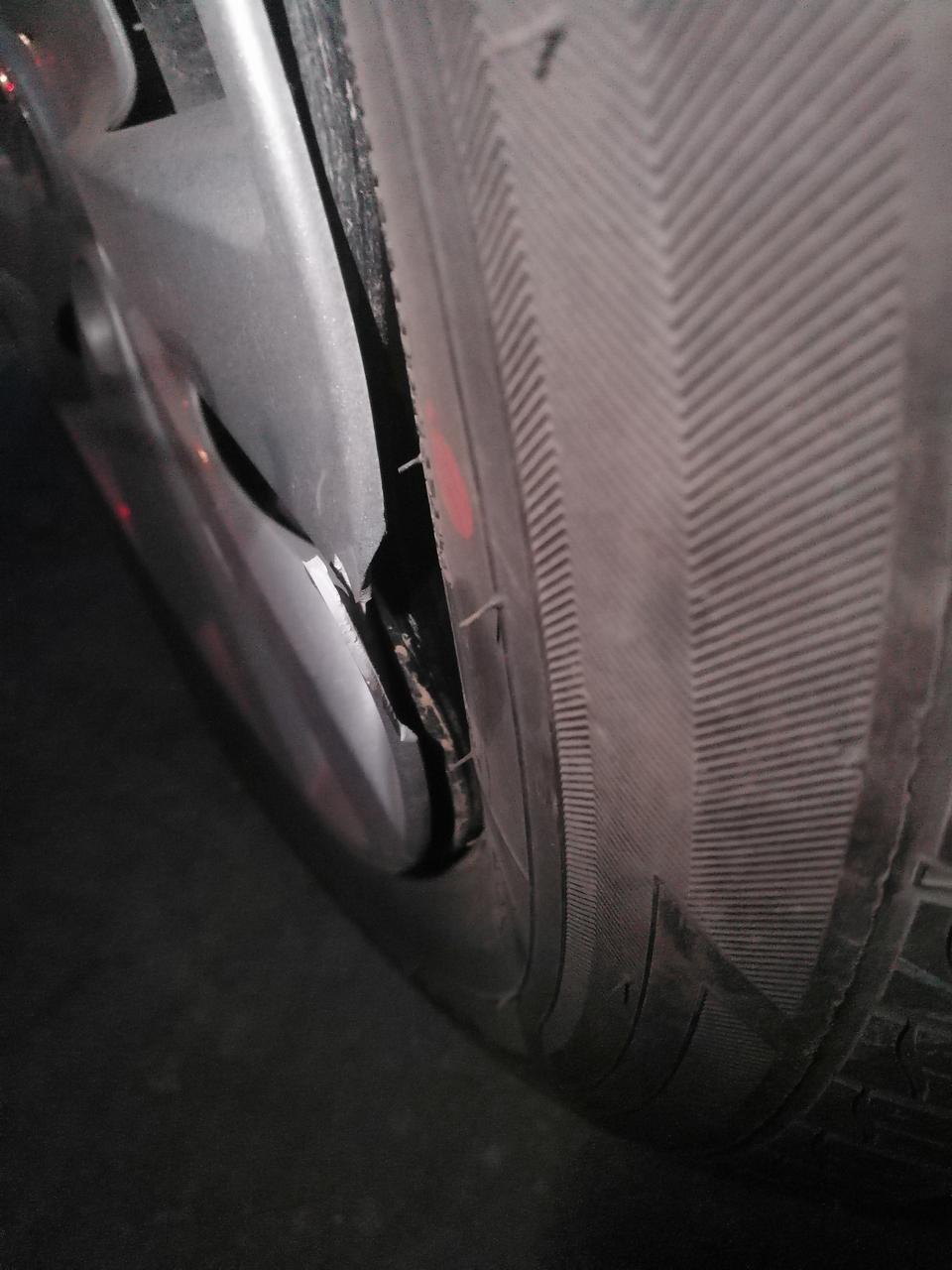 轩逸-各位大哥问一下这怎么办？？愁死了！！
轮毂变形了，是能修复啊还是更换啊，4S店说换一个1000来块钱！！