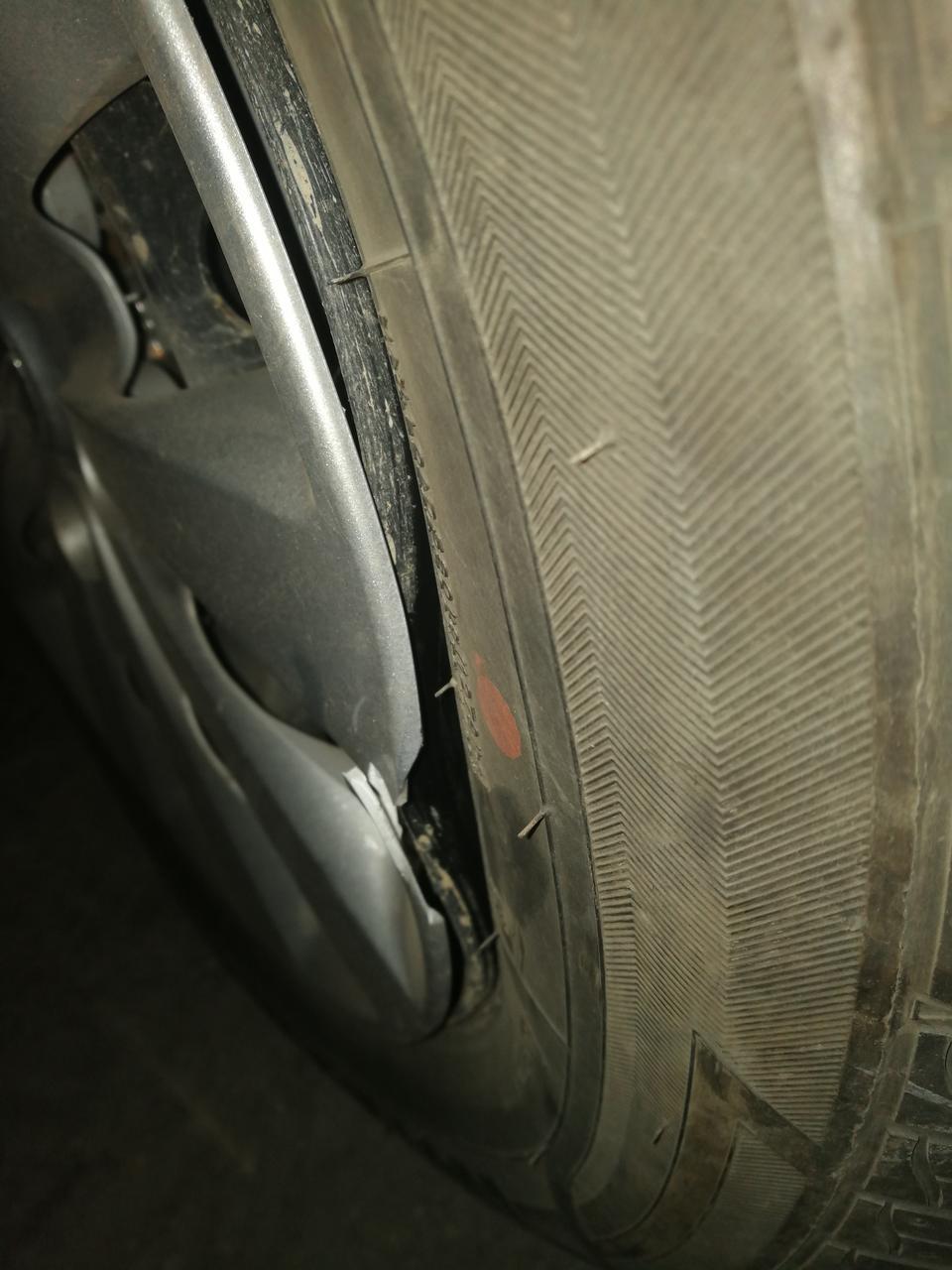 轩逸-各位大哥问一下这怎么办？？愁死了！！
轮毂变形了，是能修复啊还是更换啊，4S店说换一个1000来块钱！！