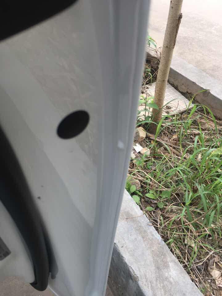 奥迪a4l-想问问各位大神，为什么我新买的车，还不到十天，车门里面的油漆就起了几个泡，问4s店，他们说是正常的，请问这个正常嘛，本人不懂车，真诚希望大神可以解答一下