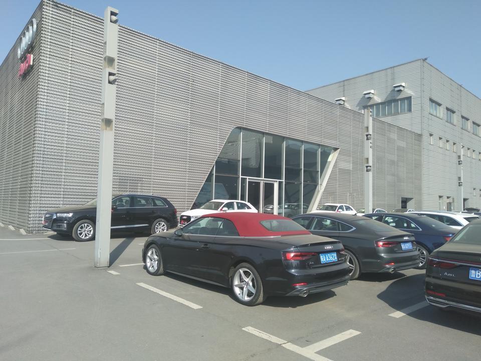 奥迪a4l-奥迪a4进取 2.0t 裸车25万  购车税2.3万 保险1.2万  服务费3000 送真皮座椅 行车记录仪 和倒车影像