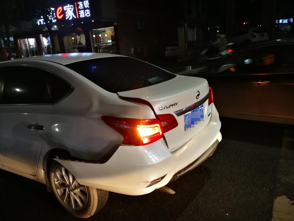轩逸-这事故严重不有没有伤到C柱？4S店说备胎槽跟尾板需要切割更换，切割的话就成事故车了。对以后使用会不会导致异响生锈漏水之类的？安全属性是不是会大大的降低。